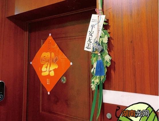 门上挂艾草寓意什么 端午节门上挂艾草有什么讲究