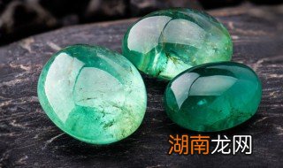 翡翠原石灯光辨别 看翡翠原石的是什么灯