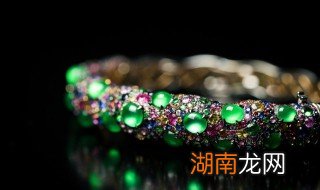 翡翠手镯有裂纹怎么佩戴 玉手镯有裂纹戴着好不好