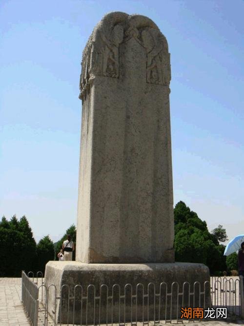 乾陵著名的无字碑 陕西乾陵武则天墓碑上有几个字