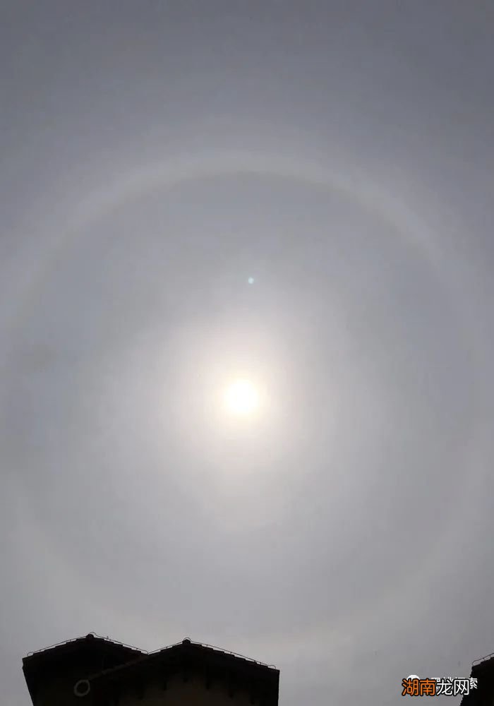 天空的日晕是如何形成的 日晕和彩虹有什么区别