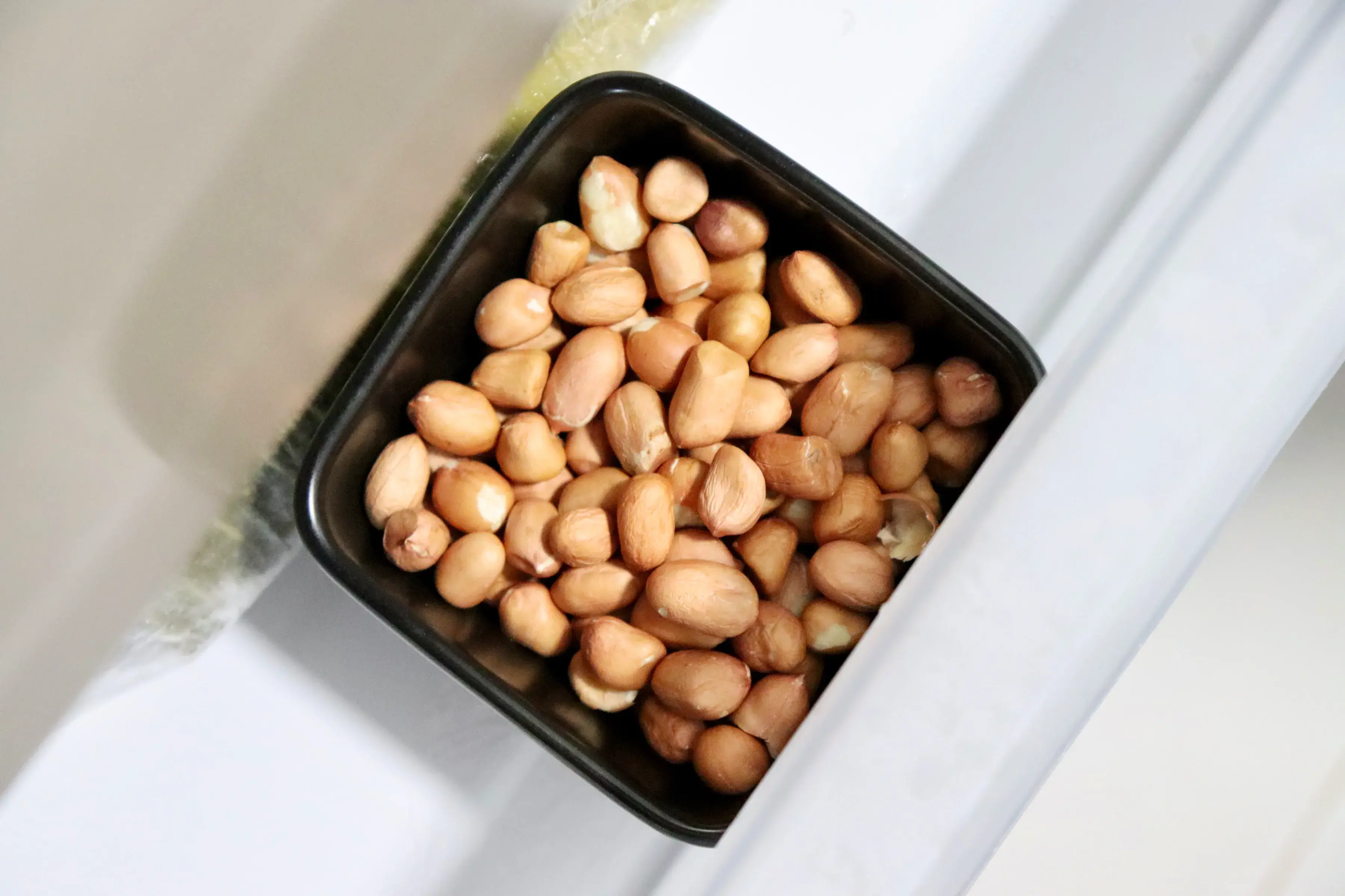 轻轻一捏皮就能掉 生花生米如何快速去皮窍门