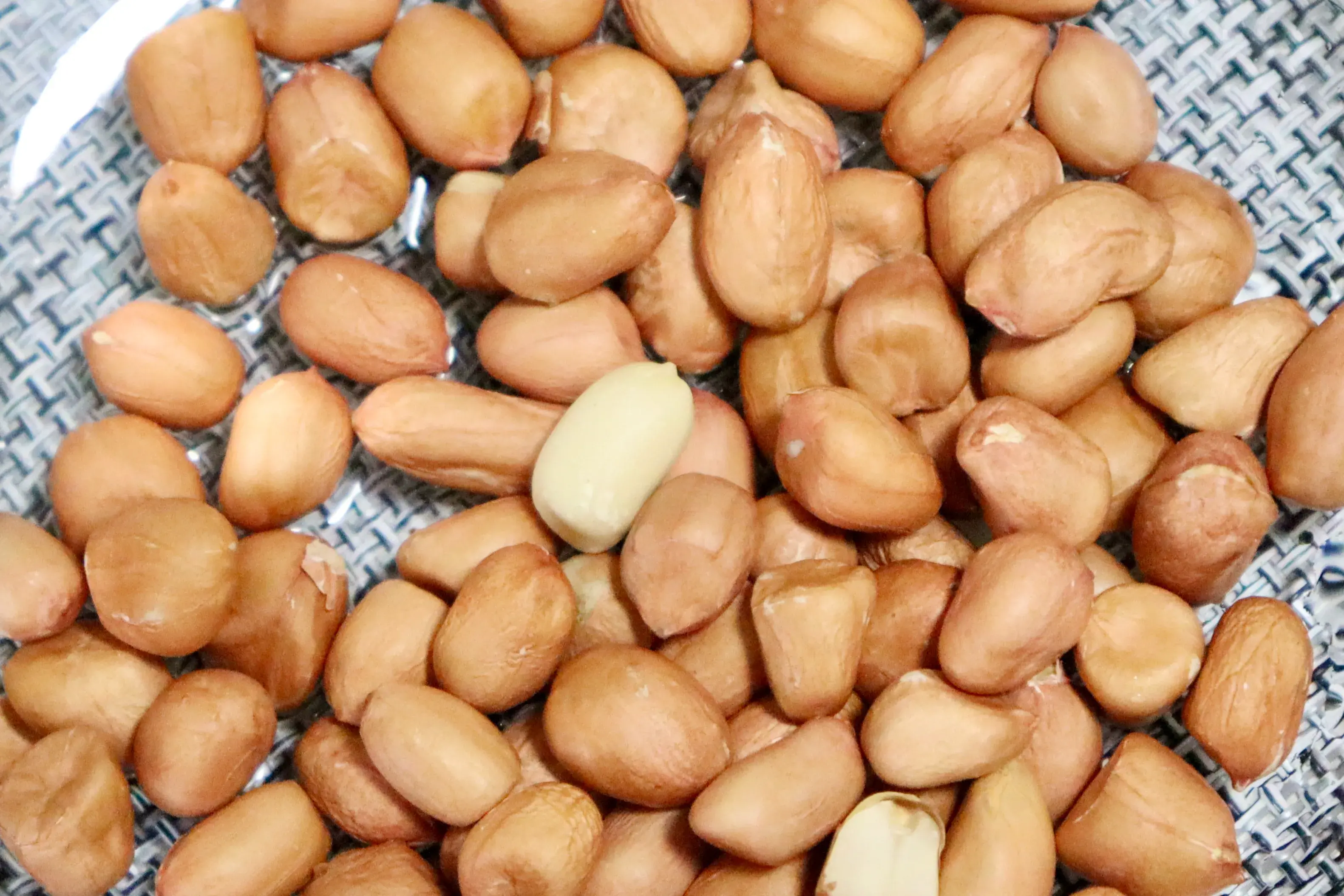 轻轻一捏皮就能掉 生花生米如何快速去皮窍门