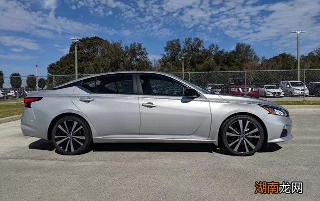 天籁低速时一窜一窜的正常吗