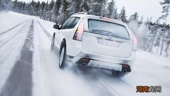 冰雪路行车时应注意什么