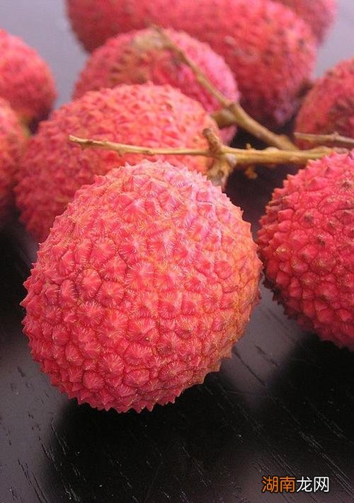 从图片样子就看出来了 荔枝和龙眼的区别在哪