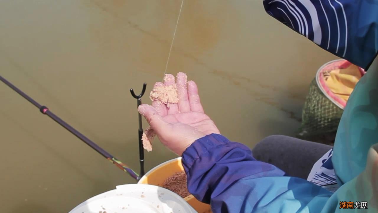 散炮钓鲫鱼的正确使用方法 野钓用散炮好还是打窝好