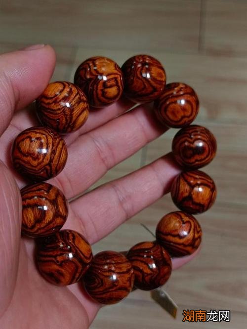 海南黄花梨手串的正确盘玩方法及注意事项