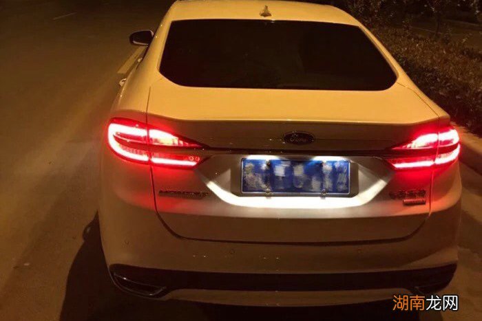 福特蒙迪欧尾灯一边亮一边不亮怎么回事