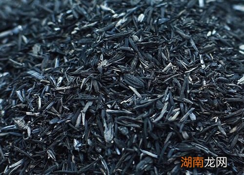 草木灰入土好还是土表面好 草木灰种菜的正确使用方法