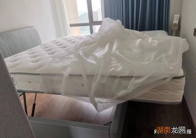 大连女子花1.8万买的沙发、床垫，味道数月没消散