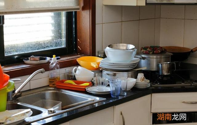 漂亮女友跟人合租,家里能够坐人的地方,只有沙发上的一个屁股印