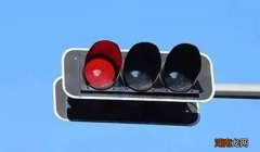 红灯一变立即抓拍吗