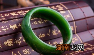 翡翠镯子里面的石花是怎么回事