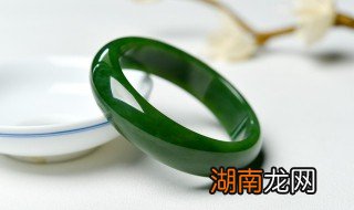怎么判断翡翠手镯的好坏 翡翠手镯怎么分辨好坏