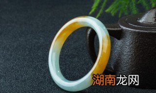 翡翠镯子怎么有灰色的 浅灰色的翡翠手镯