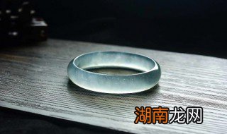 男生戴什么翡翠好 男生戴玉好还是戴翡翠好