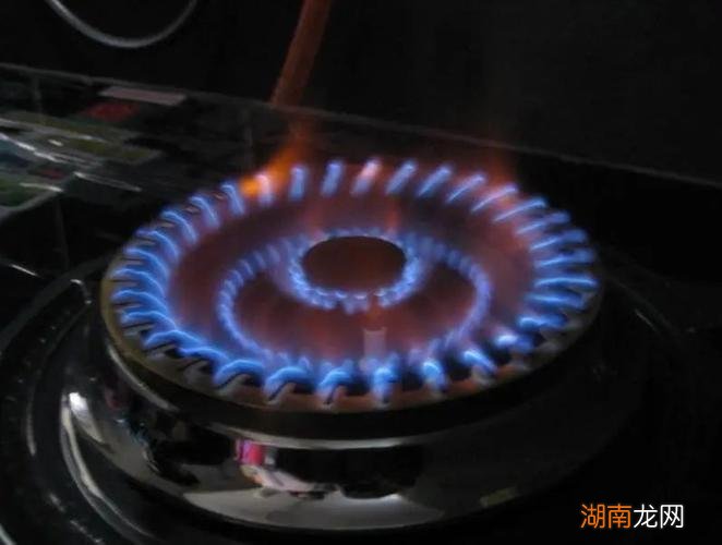 火焰的颜色与可燃物的含碳量也有关