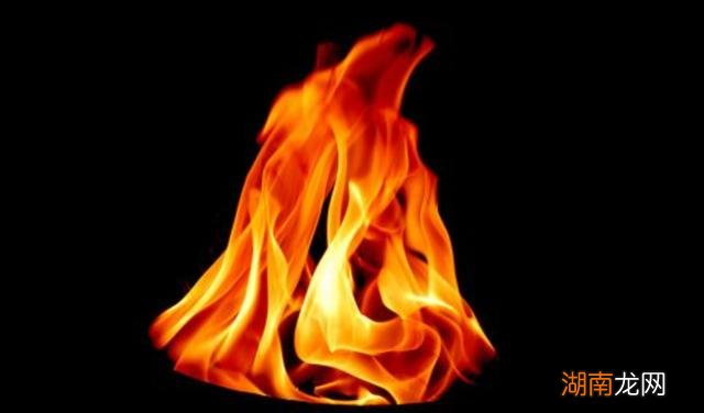 火焰的颜色与可燃物的含碳量也有关