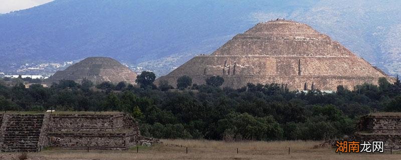 月亮金字塔坐落在哪里？位于哪个国家？