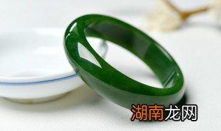 翡翠手镯好坏怎么鉴别 怎么判定翡翠手镯好坏