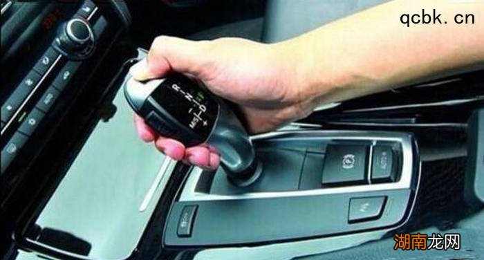 汽车起步是先挂挡还是先松手刹