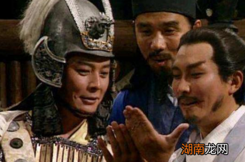 赤壁之战后曹操为何说战船是自己烧的呢？