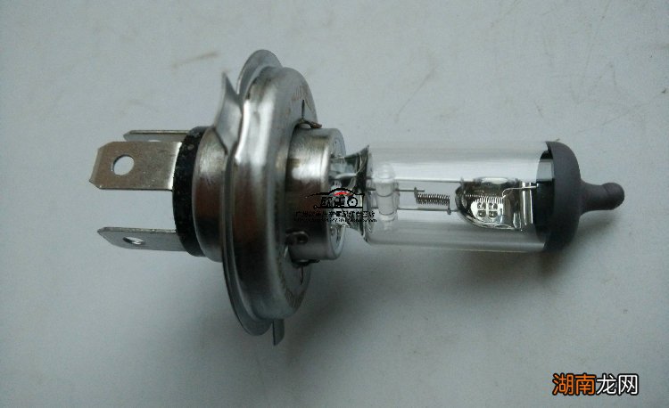 汽车前大灯怎么换灯泡