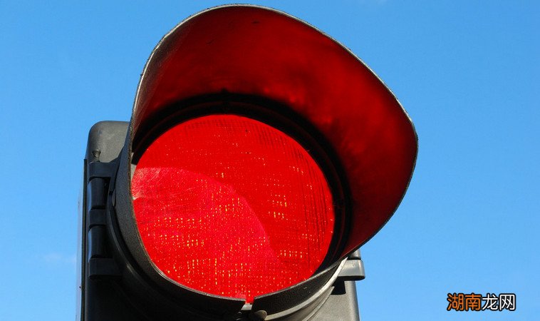 闯红灯是怎样认定的