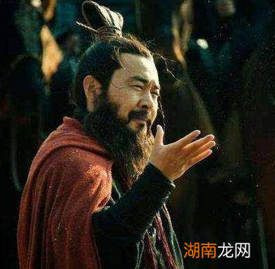 草船借箭时,曹操为何没听贾诩的建议放火箭呢?