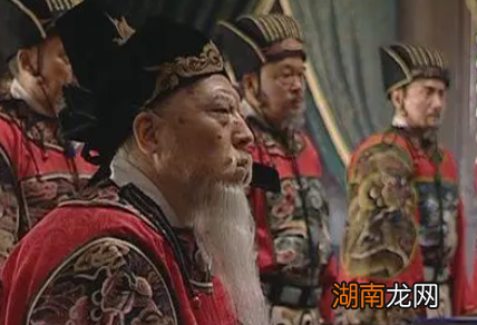 精明的嘉靖皇帝为何放任严嵩这个奸臣把控朝政呢?