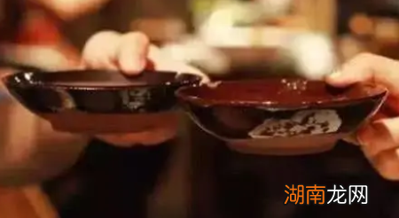 古人为何那么迷恋摔杯子，而不选择其他器具作为行动暗号？