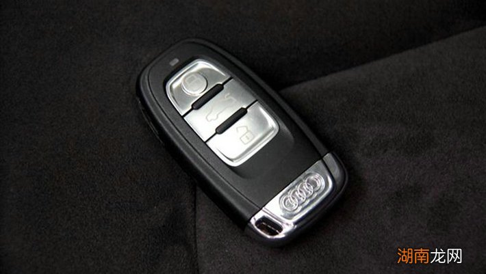 奥迪A4车钥匙电池怎么换