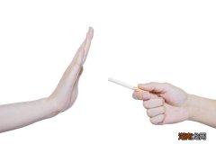 递烟的正确手势图解？拿烟头还是烟蒂？