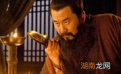 董卓和曹操有哪些区别?对待献帝的态度上有什么不同?