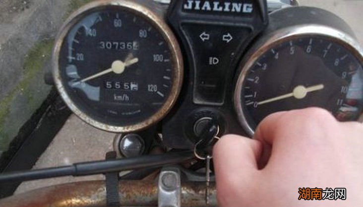 摩托车钥匙拧不动怎么办