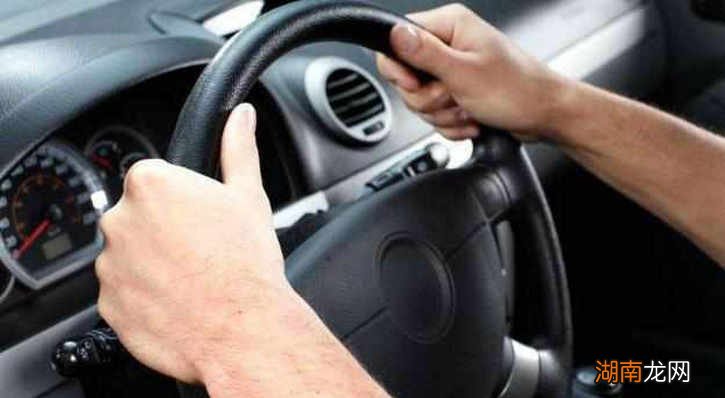 汽车加油门时一顿一顿的是怎么回事