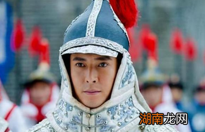 清朝八旗中,为什么正白旗能和两黄旗平起平坐?