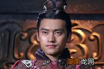 刘秀想渡河找不到船只，功曹无奈撒谎说河水已经结冰