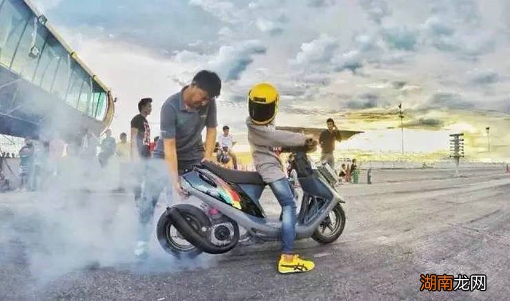 摩托车排气管冒白烟是什么原因