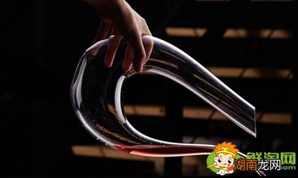 u型醒酒器从哪边倒酒，醒酒器倒酒手法