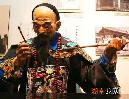 清朝大臣见皇帝的时候 大臣为什么甩袖子再跪拜