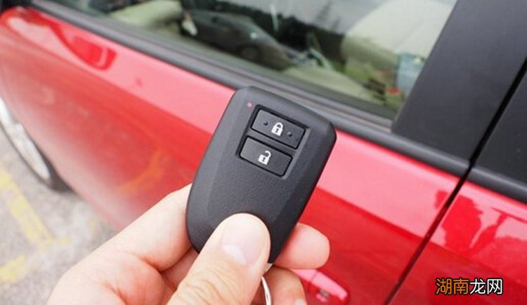 车不熄火能锁车门吗