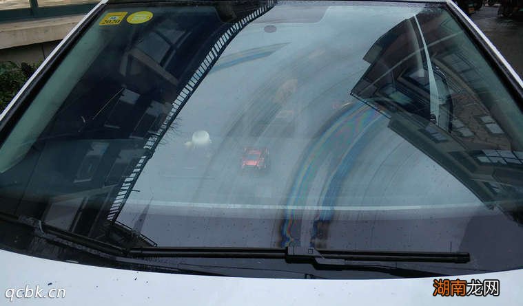 挡风玻璃上有油膜怎么去除