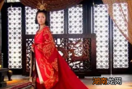 古代女子的裙摆那么长又拖地 古人就不怕被弄脏吗