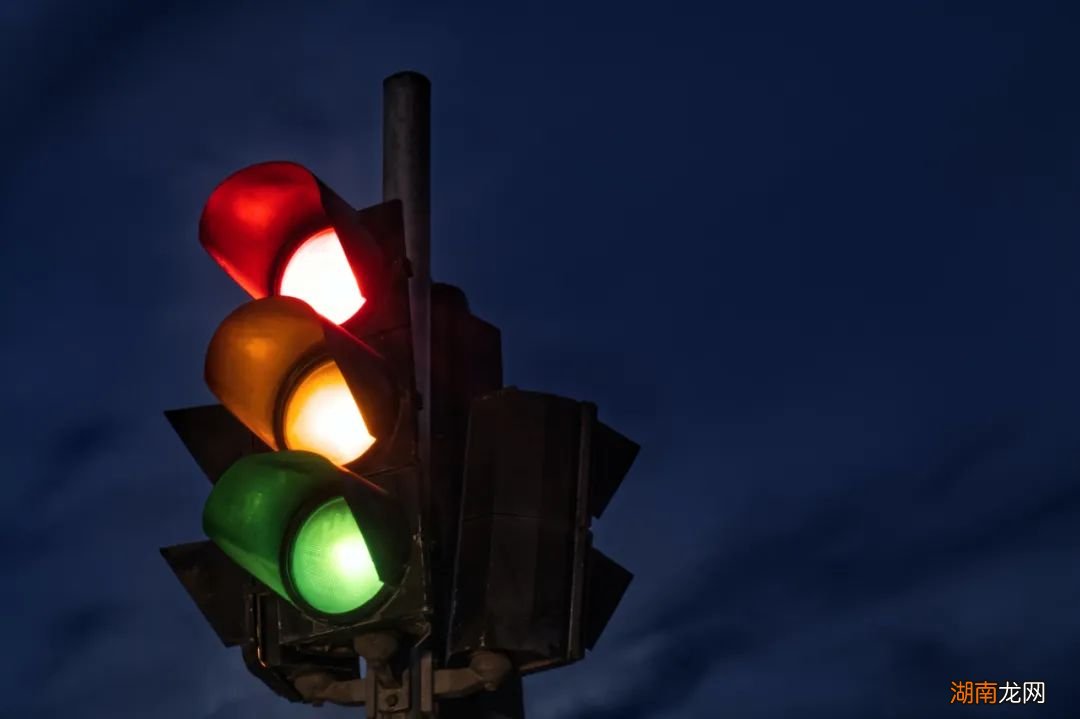 开车时遇到一个红灯，为什么就会一路红灯？原来真不是运气差！