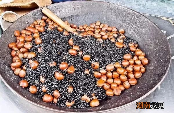 路边的野花别乱踩,地上的栗子也不要乱吃!