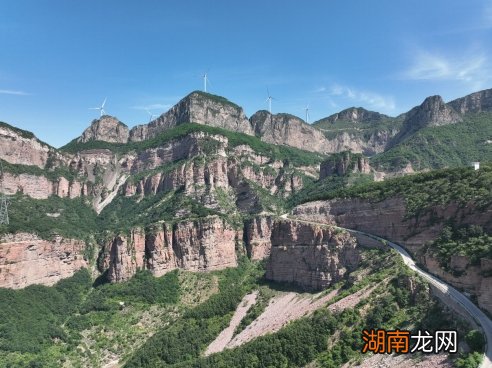 雕刻亿万年：嶂石岩地貌的自然传奇