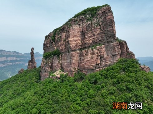雕刻亿万年：嶂石岩地貌的自然传奇