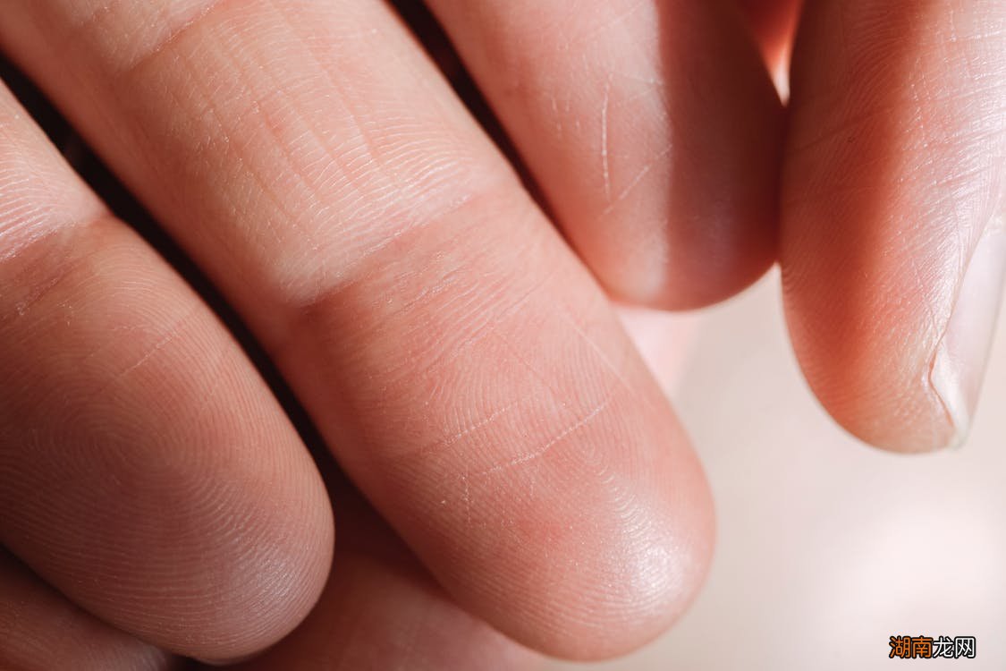 对着镜头、屏幕比剪刀手，我的指纹会不会有泄露风险啊？